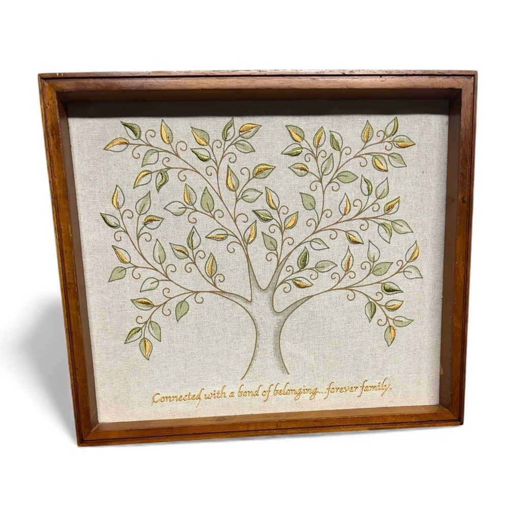 Wall Hanging Hallmark Connected w/ Bond of Belonging forever Family Tree 2004